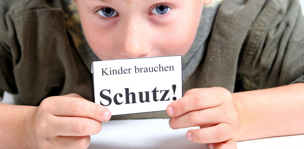 Bild zu Kinderschutz - Pädiater hoffen auf weitere Verbesserungen