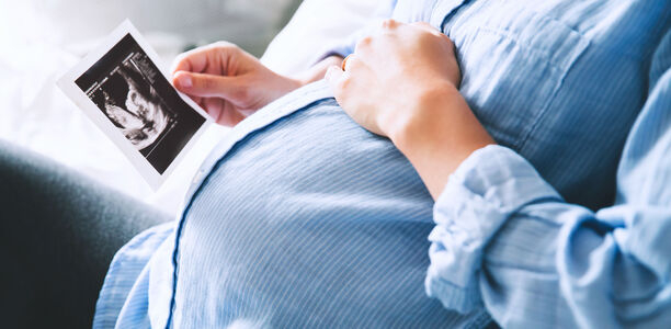 Bild zu Studie - Corona-Infektion in der Schwangerschaft kann für das Kind gefährlich werden