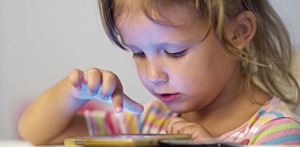 Bild: fotolia - Anatoly Tiplyashin Bild zu Medienkonsum - Kinderwelten im Wandel: von der analogen zur digitalen Welt