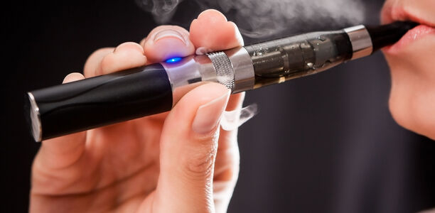 Bild zu E-Zigarette - Dampfen in der Schwangerschaft gefährdet das Kind