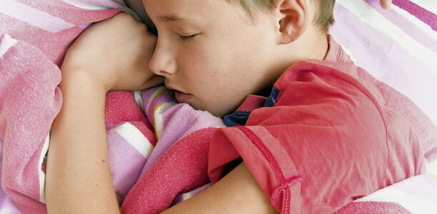 Bild zu Interview zur Kinderschlafmedizin - "Fernseher, Handy und Co. gehören nicht ins Schlafzimmer!"
