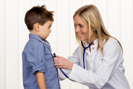 Bild zu Umgang mit der Coronavirus-Epidemie - Neue Handlungsempfehlungen für Ärzte, die Kinder behandeln