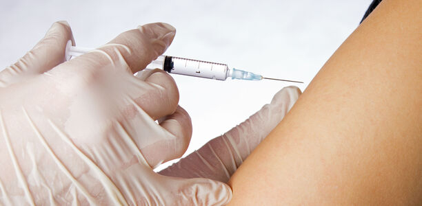 Bild zu BVKJ-Vorschlag - Impfen: Aufklärung durch den Arzt, „Piks“ von der MFA?