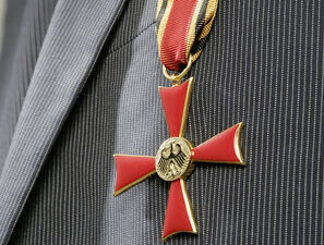 Bild zu Persönliche Würdigung - Bundesverdienstkreuz am Bande für Raimund Schmid 