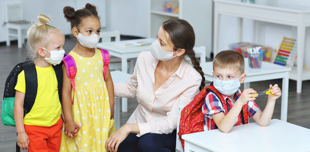 Bild zu COVID-19 - Studie: geringes Infektionsrisiko von Kindern für Erzieher 