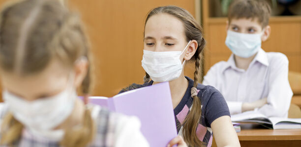 Bild zu Ab der fünften Klasse - Leopoldina empfiehlt Rund-um Mund-Nasen-Schutz in der Schule