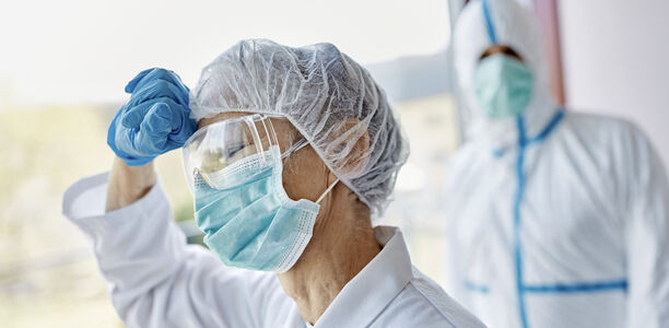 Bild zu Corona-Pandemie - Viele (Kinderkranken)-Pflegekräfte steigen aus
