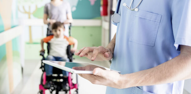 Bild: Hispanolistic - AdobeStock Bild zu Eine deutsche Perspektive - Chronisch kranke Kinder und Jugendliche