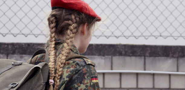 Bild zu Soldatinnen und Soldaten - Zahl der Minderjährigen in der Bundeswehr steigt