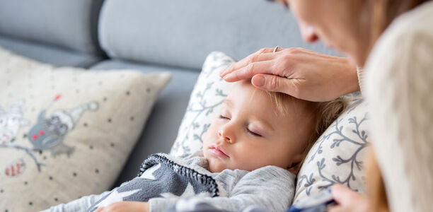 Bild zu Neue Leitlinie und Elternleitlinie - Fiebermanagement bei Kindern und Jugendlichen