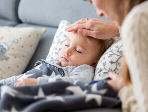 Bild zu Neue Leitlinie und Elternleitlinie - Fiebermanagement bei Kindern und Jugendlichen