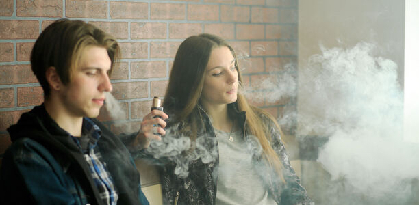 Bild zu Rauchende Jugendliche - Tabak- und Vapingprodukte auf dem Vormarsch