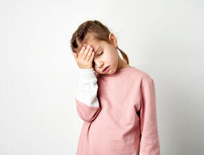 Bild zu Kopfschmerzen und Migräne - Ein Dauerbrenner in Pädiaterpraxen