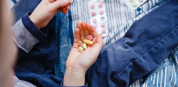 Bild zu Arznei-bedingte Vergiftungsfälle - Zunehmend suizidale Absicht bei Kindern