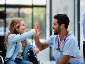 Bild zu Kinderkrankenpflege - Mehr Kompetenz erlangen mit Weiterbildung „BaWiG Kids“