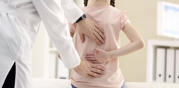 Bild zu Rückenschmerzen bei Kindern - Auf die Red Flags kommt es an