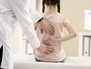 Bild zu Rückenschmerzen bei Kindern - Auf die Red Flags kommt es an